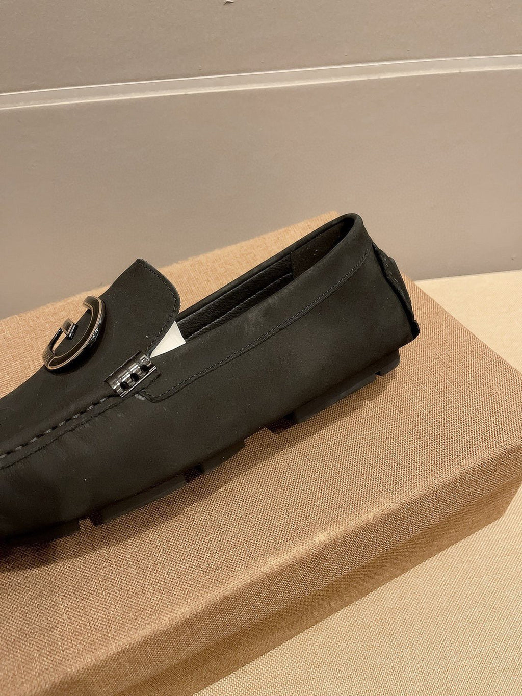 Gucci Black Metal-Detail Loafers — detail