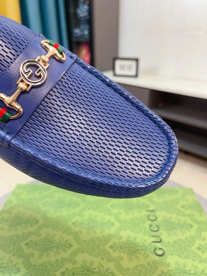 Gucci Blue Textured Hardware Loafers — detail