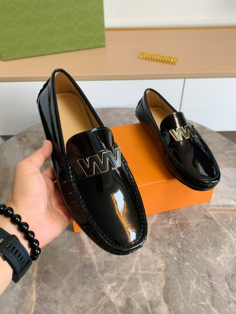 Gucci Black Metal-Detail Loafers — model