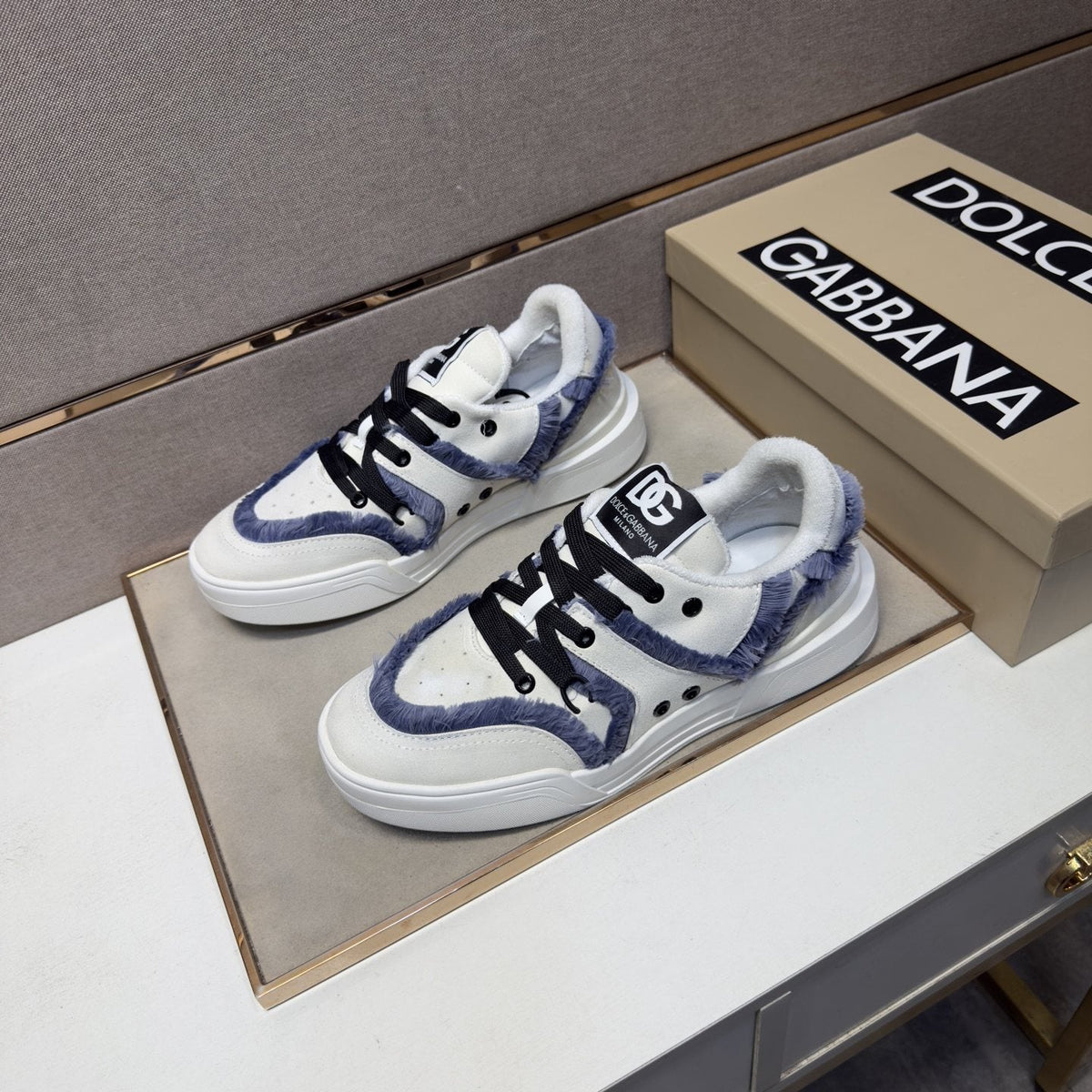 Dolce & Gabbana White & Navy Low-Top Sneakers — front