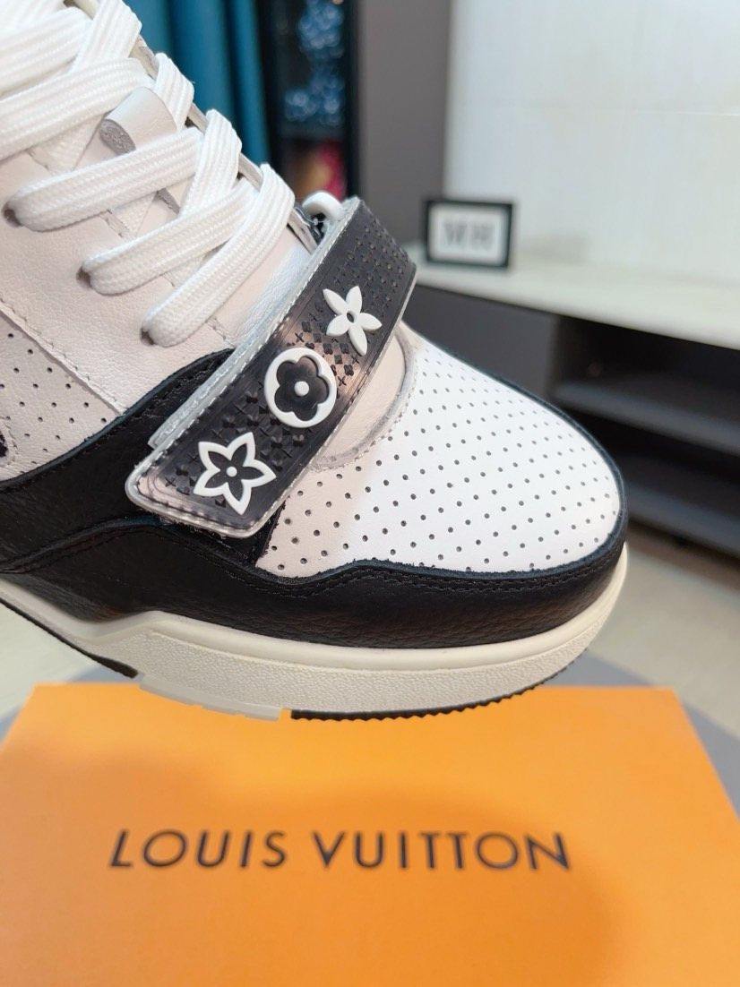 Louis Vuitton Black and White Low-Top Sneakers — detail