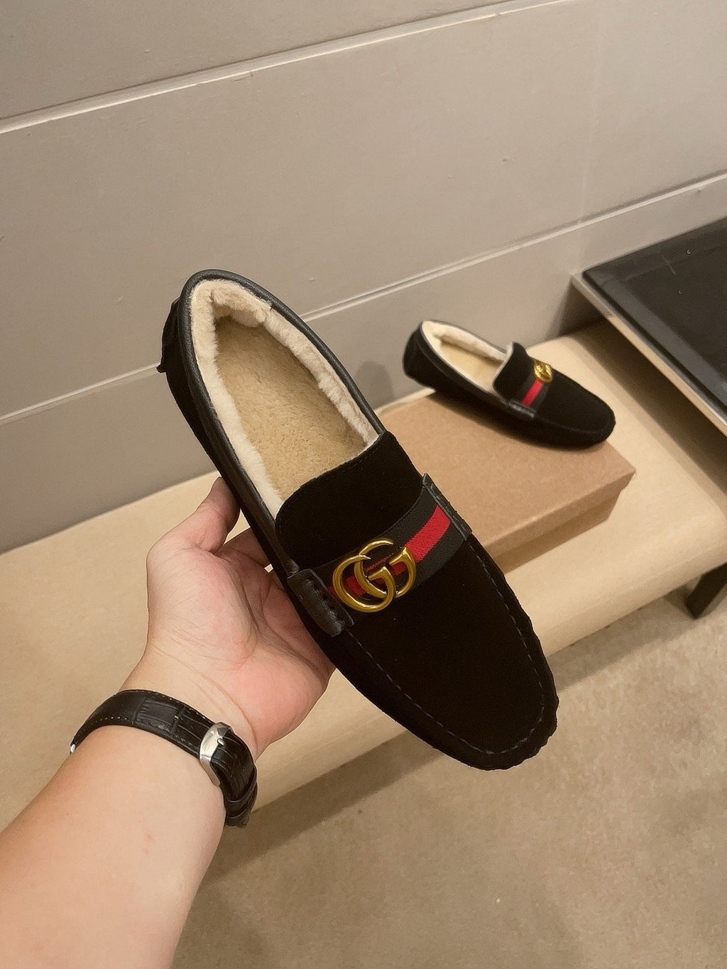 微商相册测试鞋子-Gucci Black Stripe Plush-Lined Loafers — front