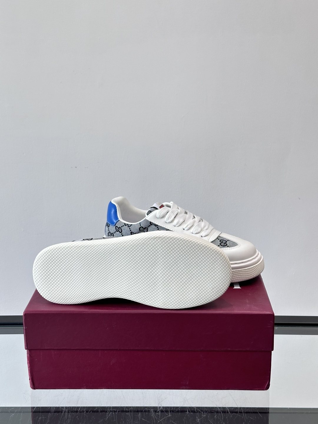Gucci Blue Accent Low-Top Sneakers — detail