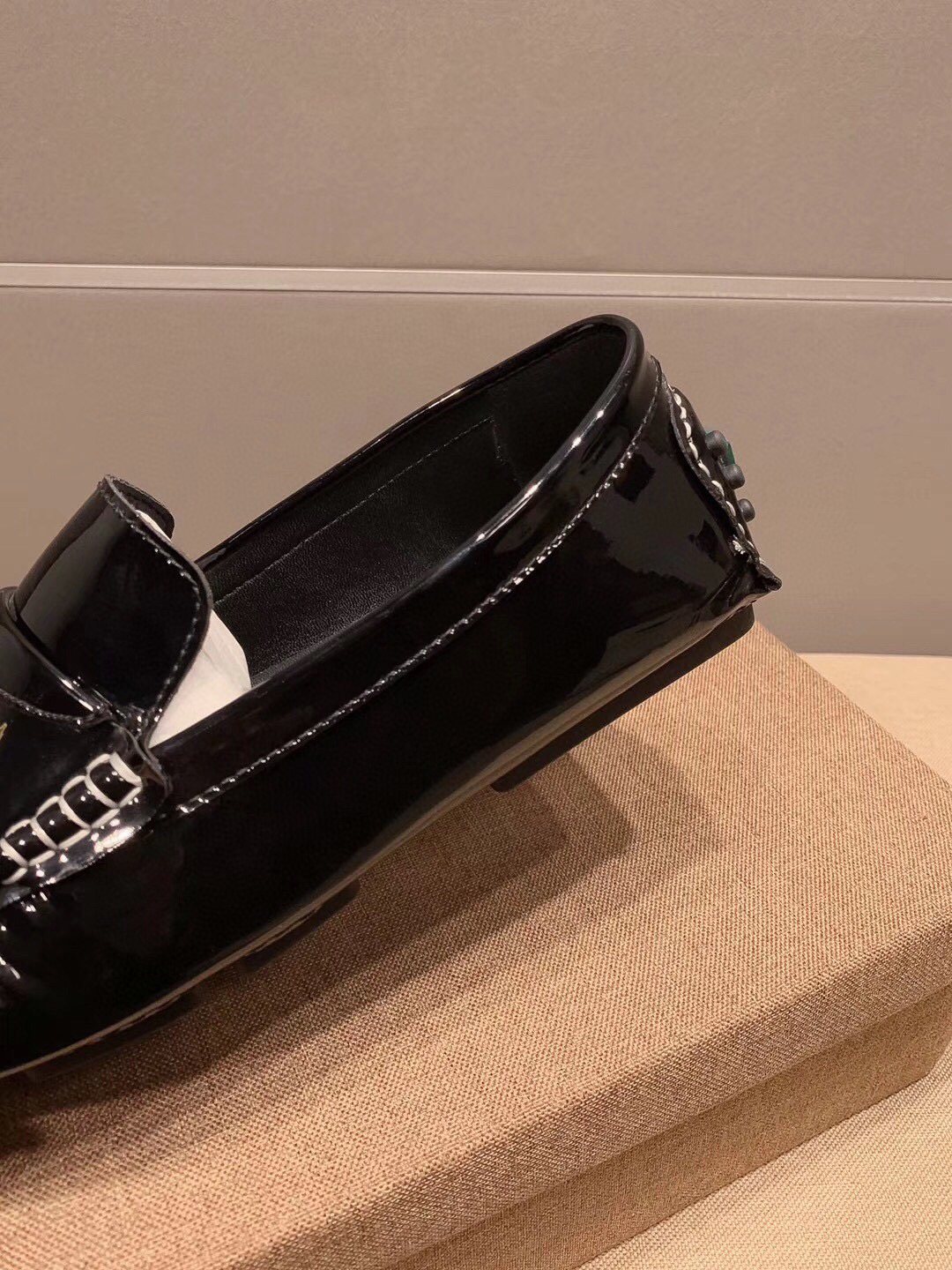 Dolce & Gabbana Black Glossy Loafers — detail