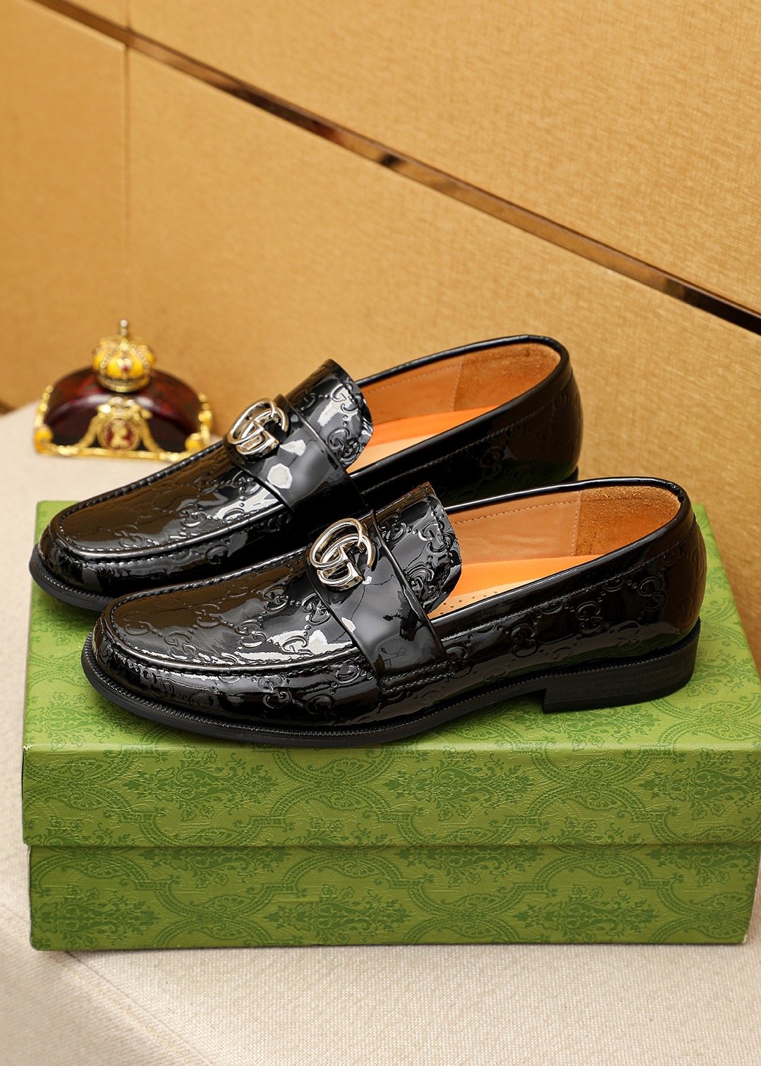 GUCCI Black Glossy Loafers — side