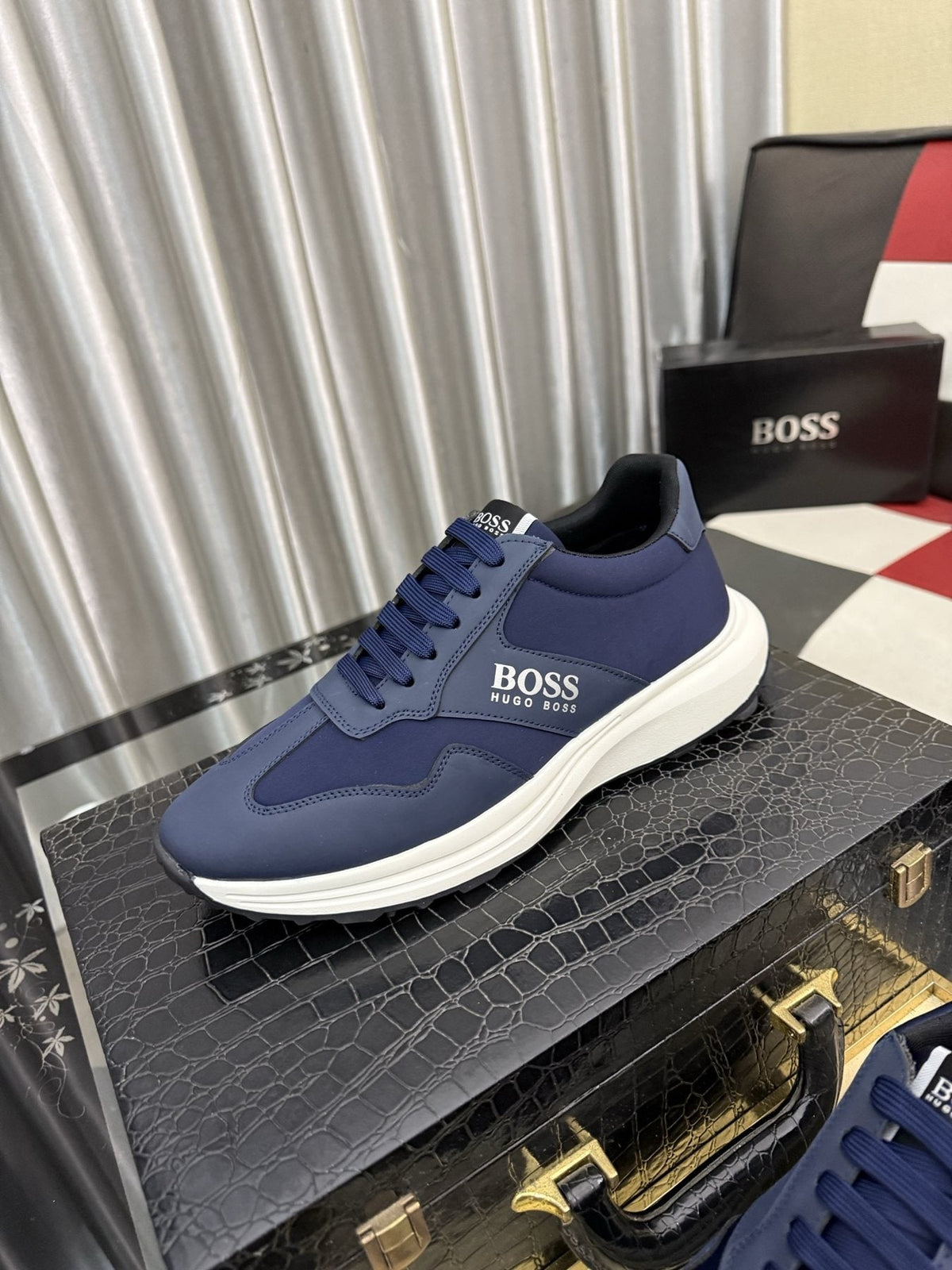 微商相册测试鞋子-BOSS Lace-Up Low-Top Sneakers — front