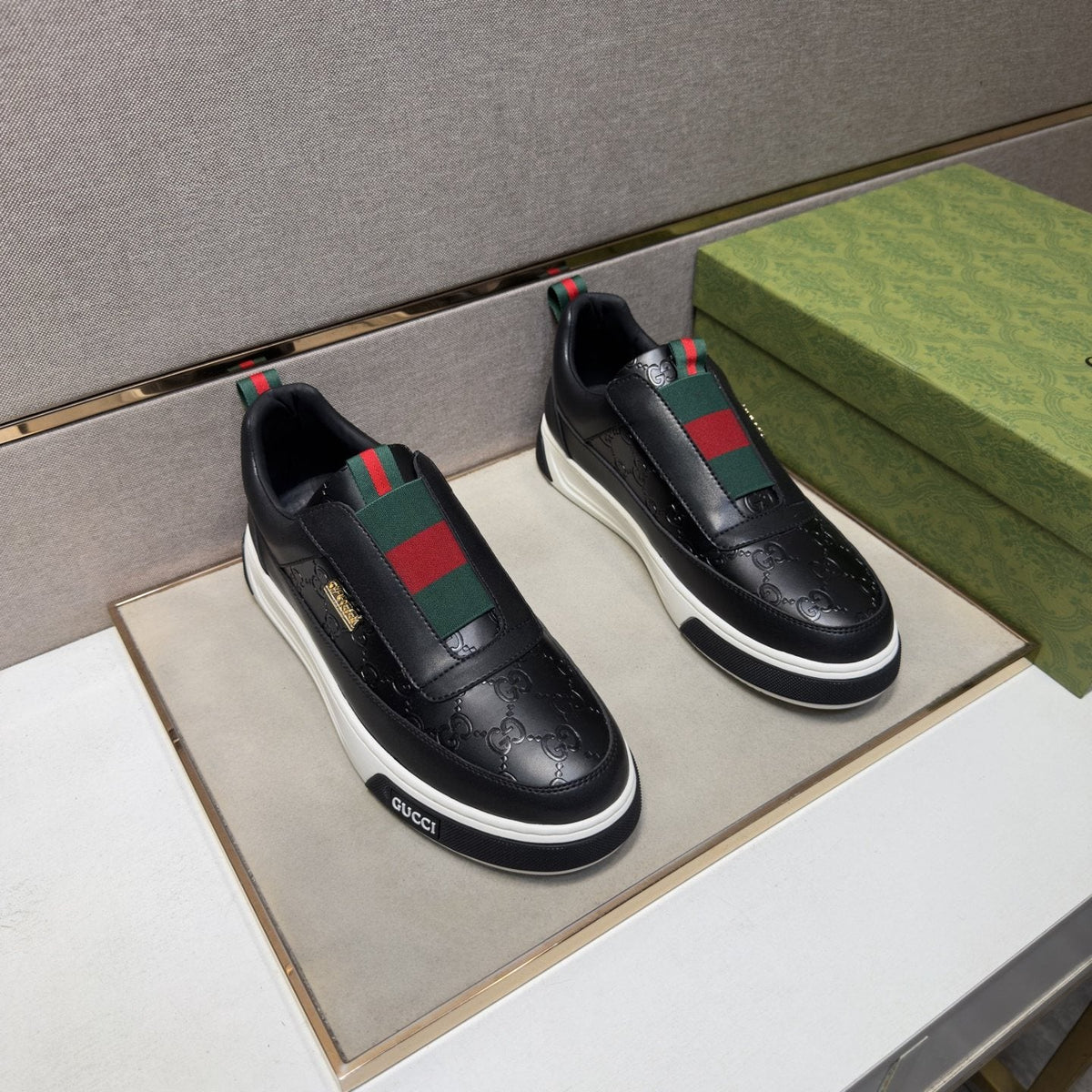 Gucci Green and Red Stripe Low-Top Sneakers — front