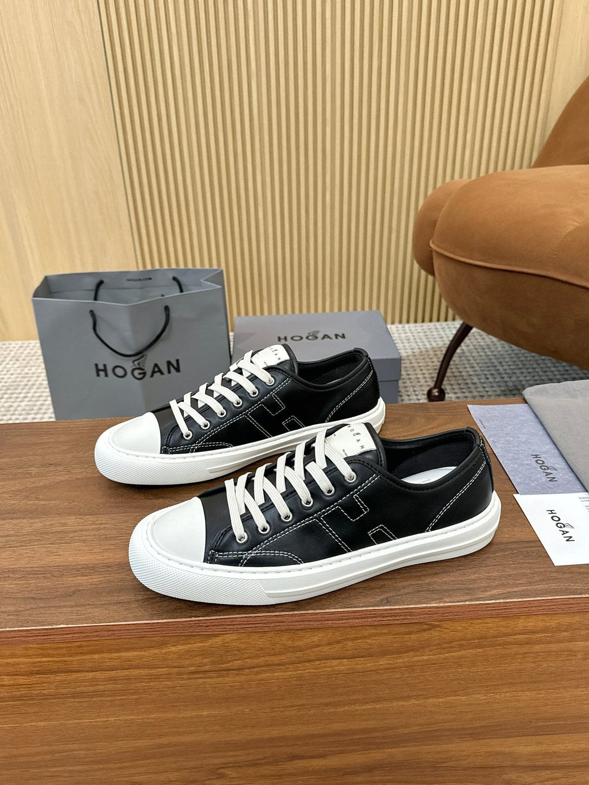 HOGAN H691 Low-Top Sneakers — side