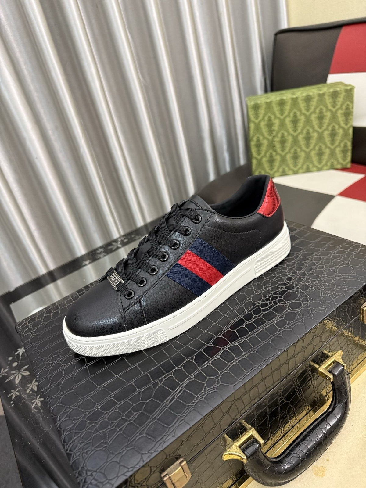 Gucci Stripe Low-Top Sneakers — front