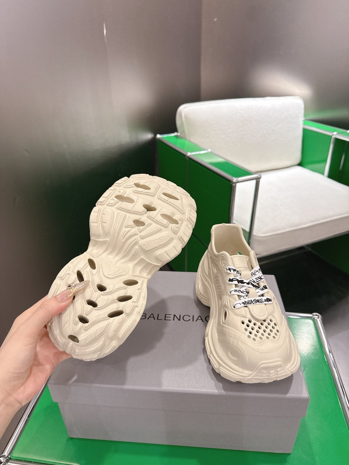 Balenciaga Cream Chunky Sneakers — detail