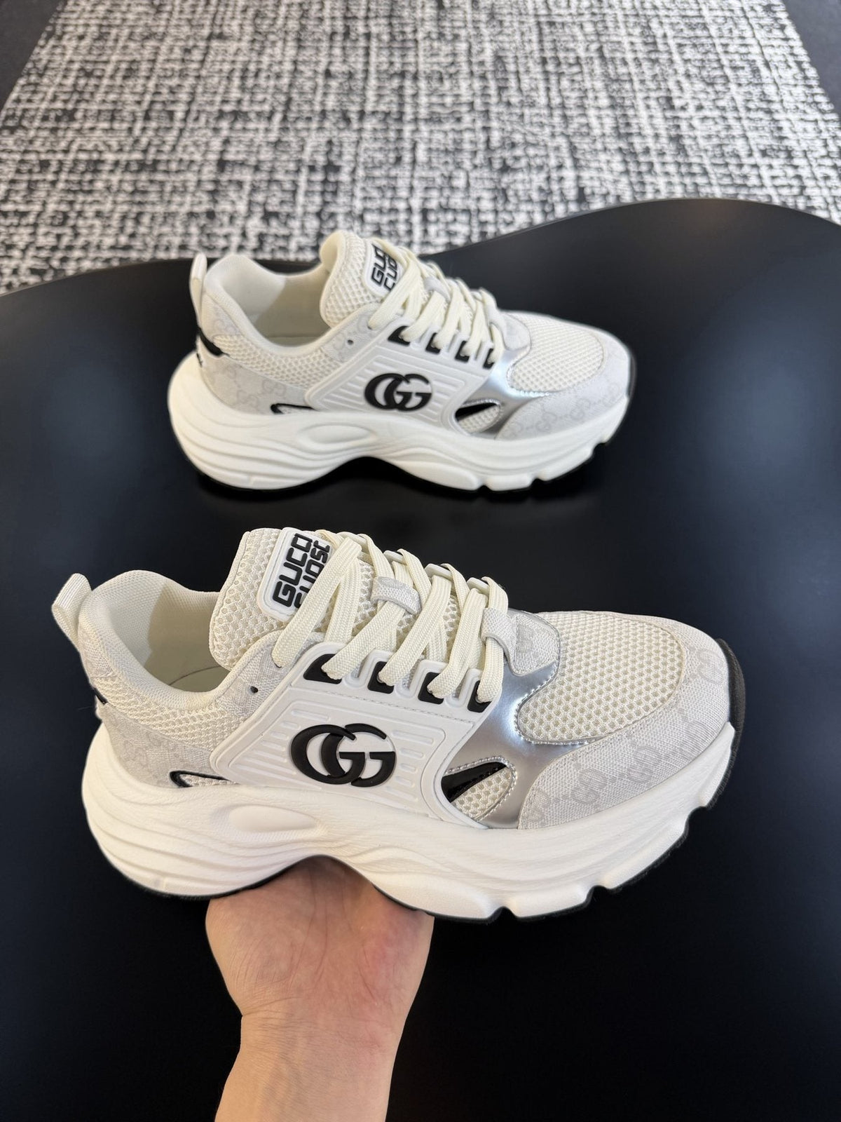Gucci GG Logo Low-Top Sneakers — model