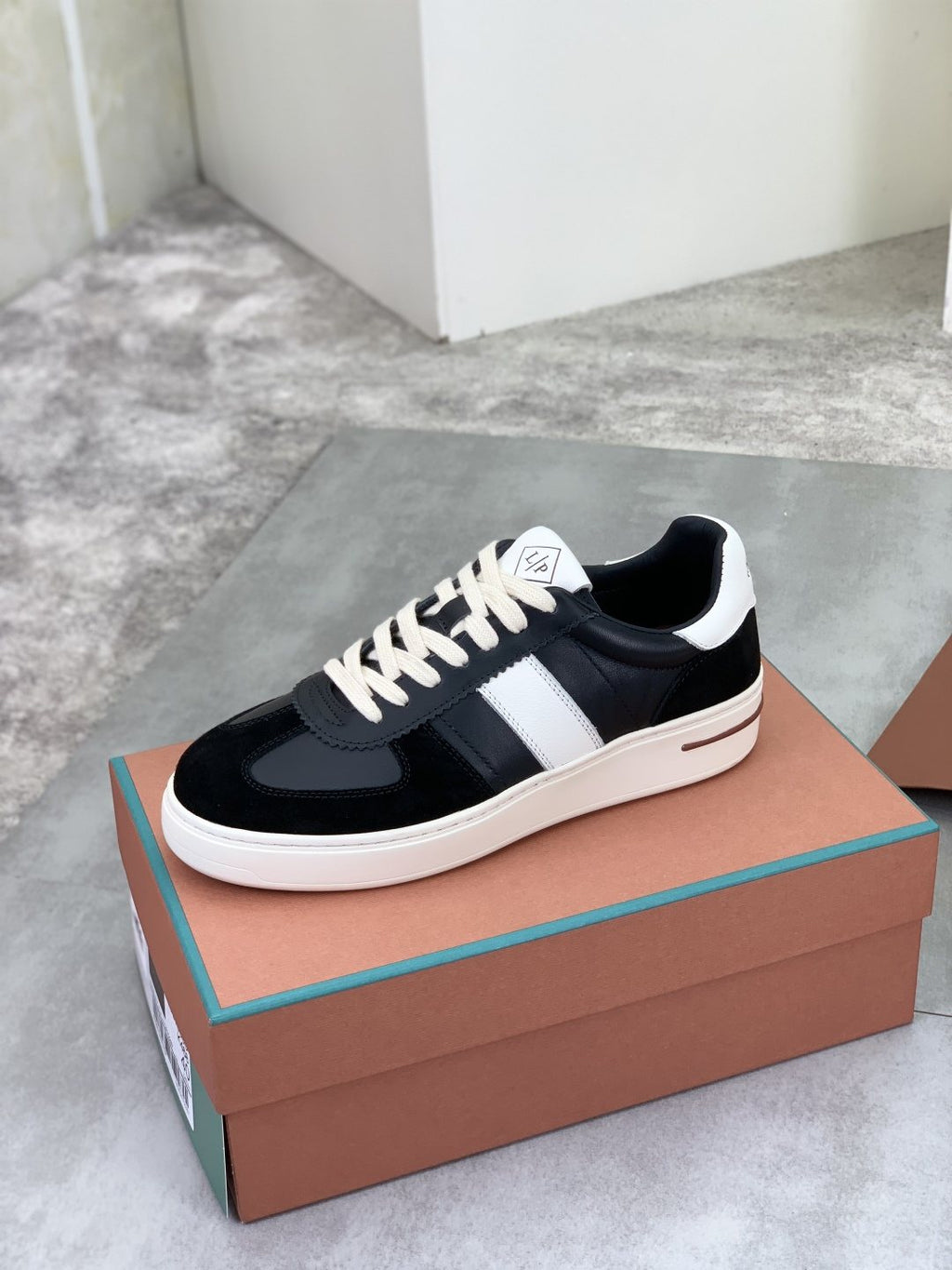 微商相册测试鞋子-Loro Piana Contrast Stripe Low-Top Sneakers — side